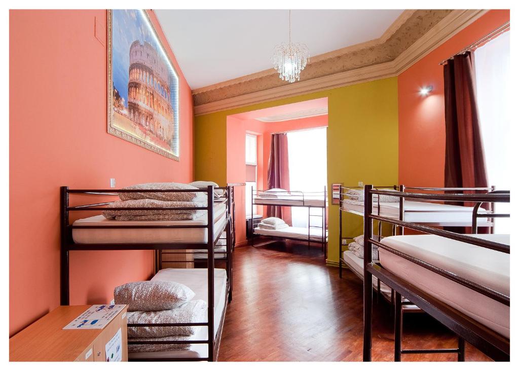Номер (Односпальная кровать в общем номере с 10 кроватями) хостела One World Hostel, Краков