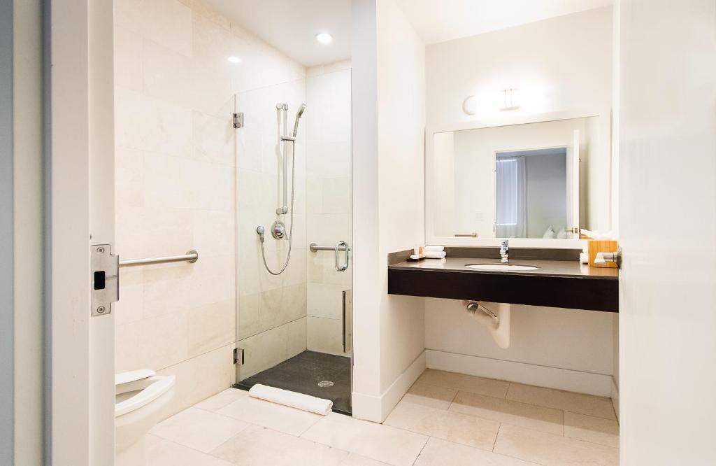 Двухместный (Стандартный двухместный номер с 1 кроватью размера «queen-size» - Подходит для гостей с ограниченными физическими возможностями), Casa Boutique Hotel