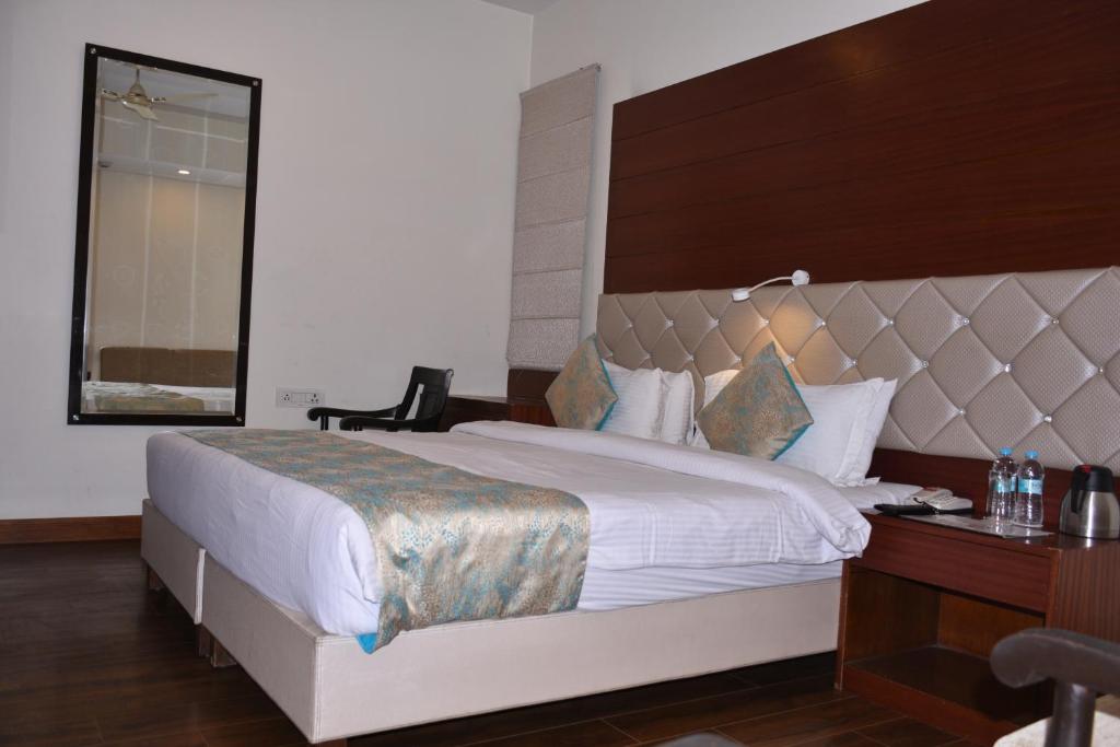 Двухместный (Двухместный номер Делюкс с 1 кроватью) отеля Hotel Meadows, Варанаси