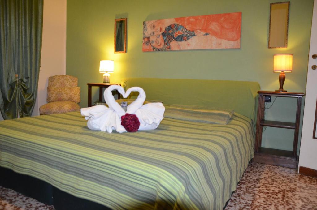 Двухместный (Улучшенный номер с кроватью размера «king-size») отеля B&B Villa Olmo, Комо