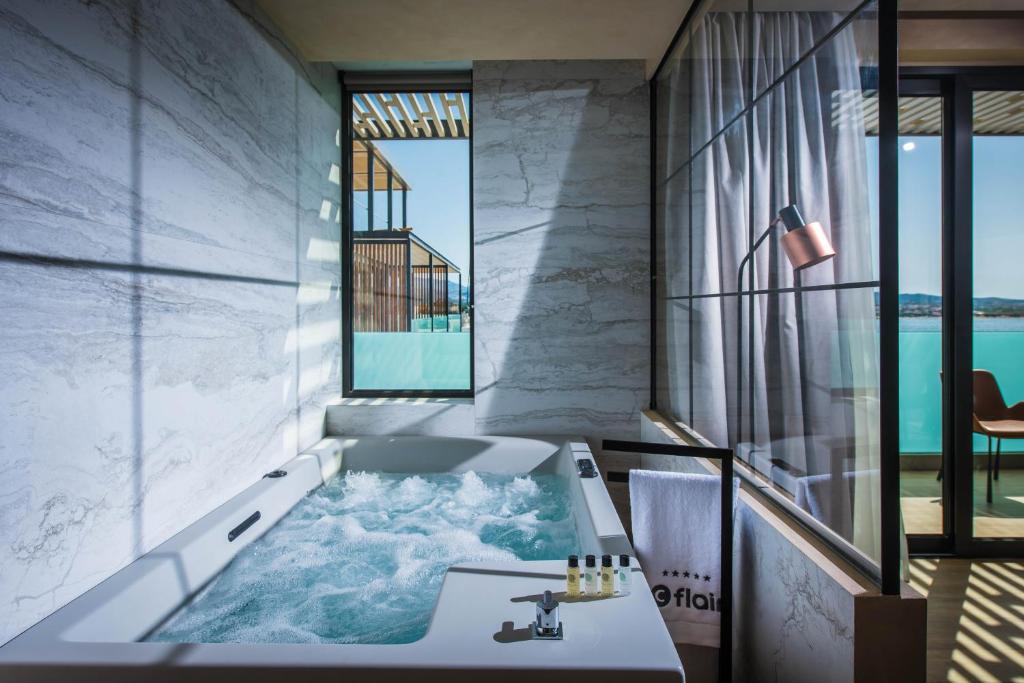 Сьюит (Полулюкс с частичным видом на море и гидромассажной ванной) отеля Chania Flair Deluxe Boutique Hotel, Ханья