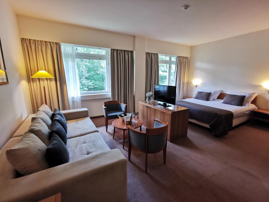 Трехместный (Junior Suite with Extra Bed - Lake Side) отеля Hotel Plitvice, Плитвицкие озёра