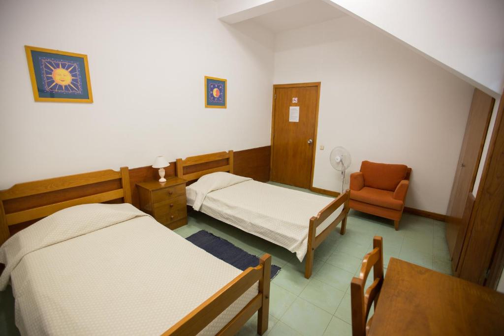 Двухместный (Двухместный номер с 2 отдельными кроватями и собственной ванной комнатой) хостела HI Hostel Faro- Pousada de Juventude, Фару
