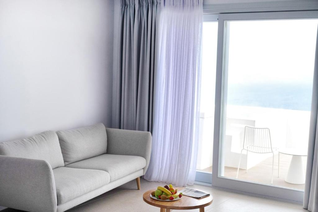 Сьюит (Люкс для новобрачных с гидромассажной ванной и видом на вулкан) отеля Lilium Santorini Villa, Тира