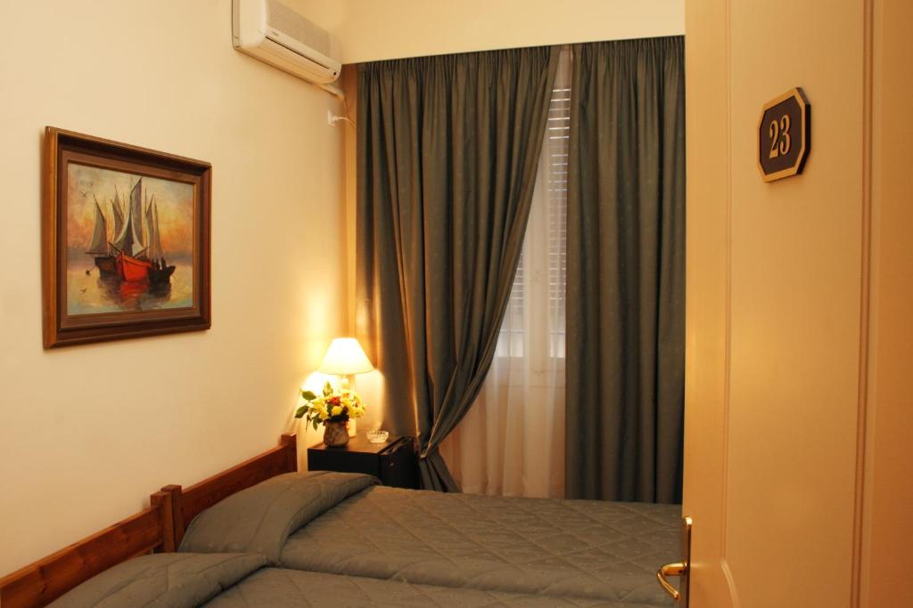 Двухместный (Двухместный номер с 1 кроватью или 2 отдельными кроватями и внешней ванной комнатой) отеля Art Gallery Hotel, Афины