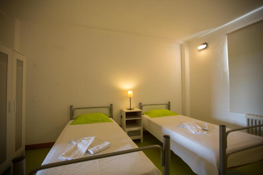 Двухместный (Двухместный номер с 2 отдельными кроватями и общей ванной комнатой) хостела HI Hostel Castelo Branco - Pousada de Juventude, Каштелу Бранку