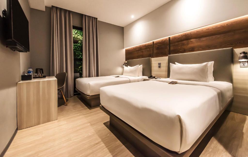 Двухместный (Улучшенный двухместный номер с 2 отдельными кроватями) отеля Simple Hotel Jakarta Wahid Hasyim, Джакарта