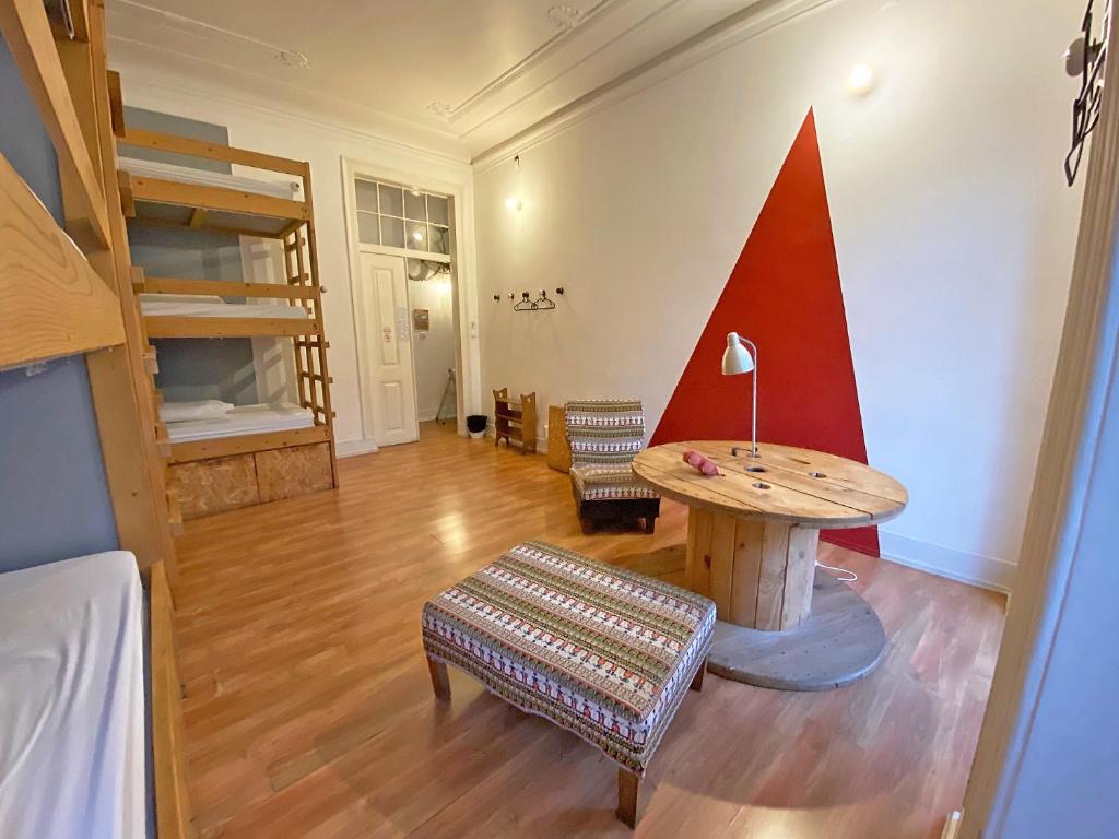 Номер (Кровать в общем 9-местном номере), Lookout Lisbon Hostel