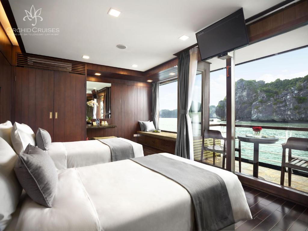 Сьюит (Люкс с собственным балконом - 3 дня и 2 ночи) отеля Orchid Ha Long Cruise, Халонг