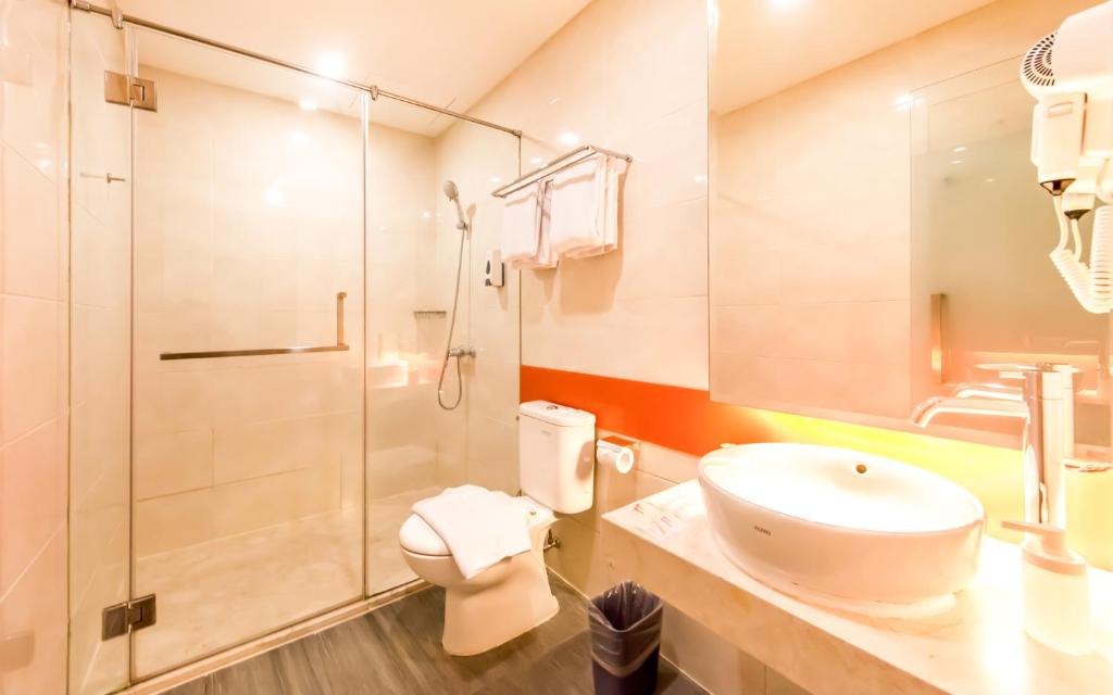 Двухместный (Номер Делюкс с кроватью размера «queen-size»), 7 Days Premium Hotel Jatinegara