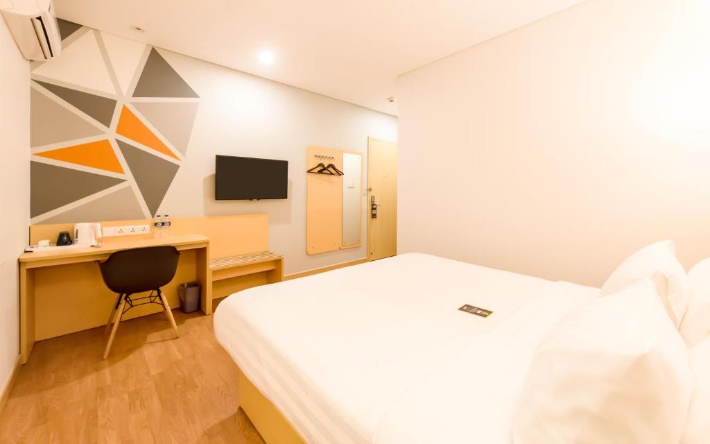 Двухместный (Номер Делюкс с кроватью размера «queen-size»), 7 Days Premium Hotel Jatinegara