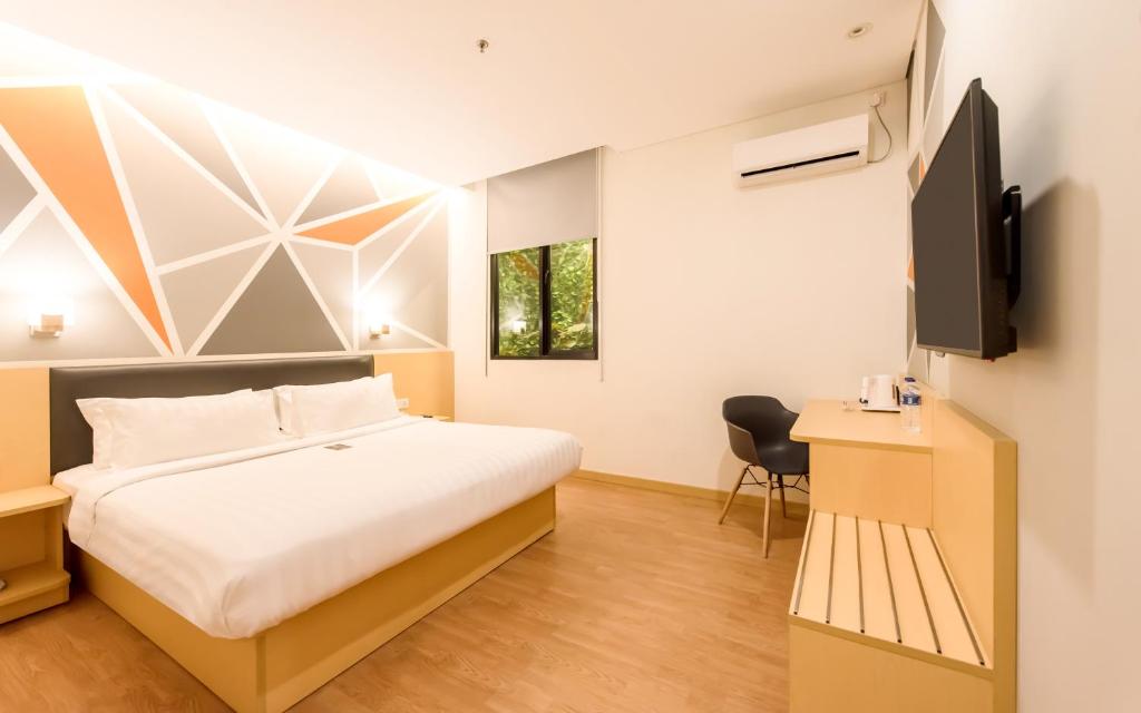 Двухместный (Номер Делюкс с кроватью размера «queen-size»), 7 Days Premium Hotel Jatinegara