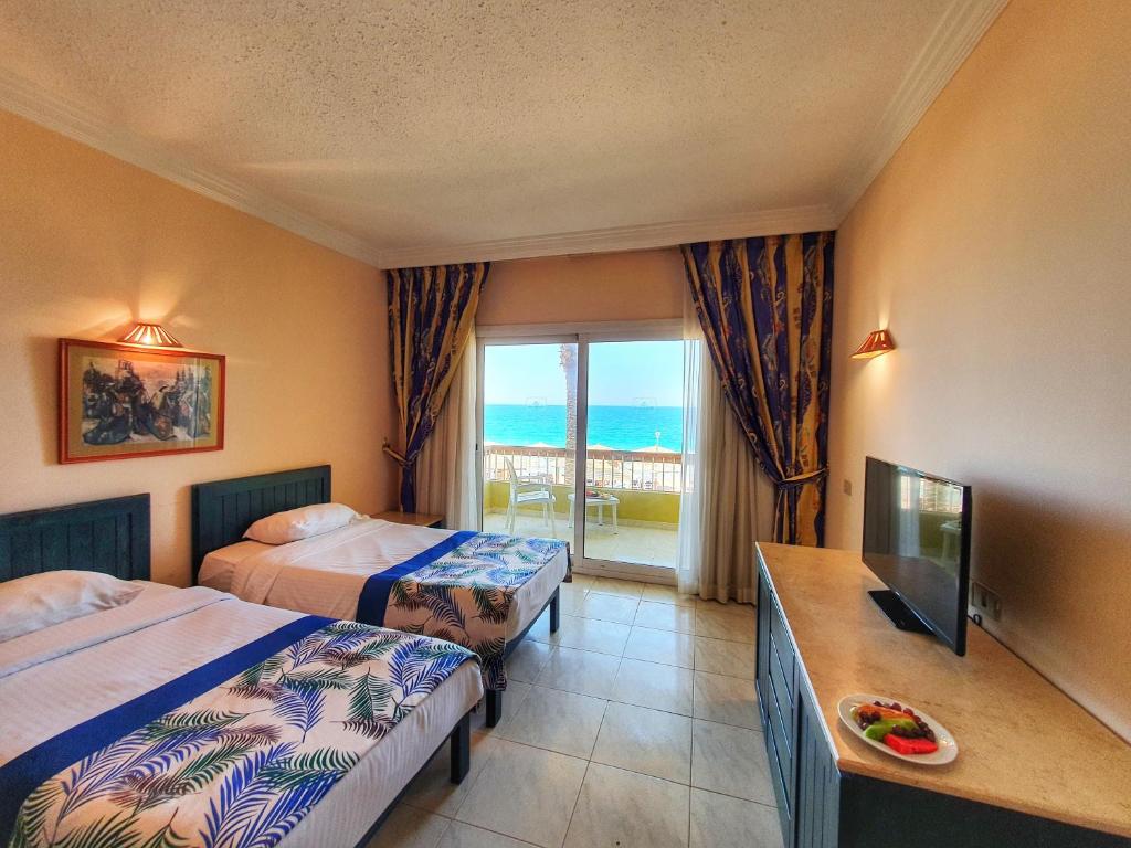 Семейный (Стандартный семейный номер с видом на море) курортного отеля Palm Beach Resort, Хургада