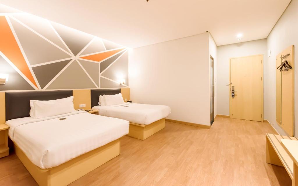 Двухместный (Двухместный номер Делюкс с 2 отдельными кроватями) отеля 7 Days Premium Hotel Jatinegara, Джакарта