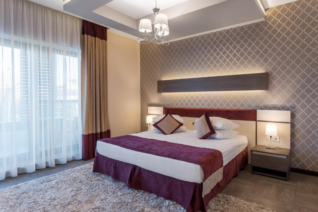 Двухместный (Улучшенный двухместный номер с 1 кроватью или 2 отдельными кроватями и балконом, вид на озеро) отеля New Splendid Hotel & Spa - Adults Only (+16), Мамая
