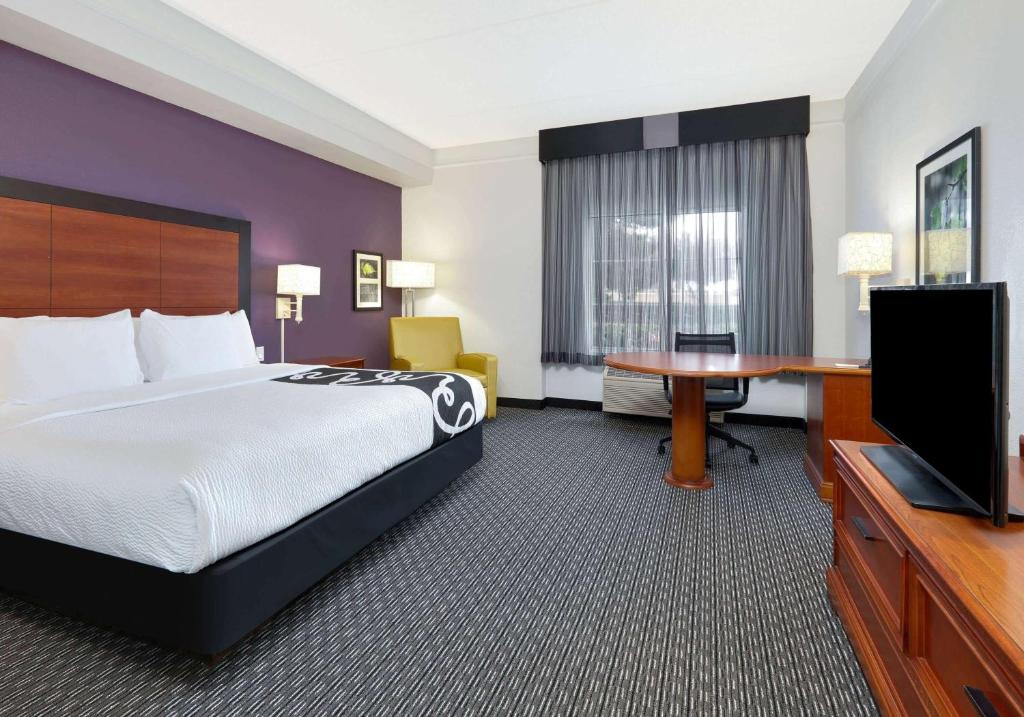 Двухместный (Номер Делюкс с кроватью размера «king-size») отеля La Quinta by Wyndham Dallas North Central, Даллас