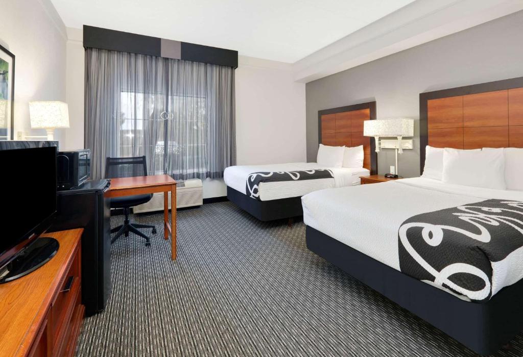 Четырехместный (Двухместный номер с 2 двуспальными кроватями - Подходит для гостей с ограниченной подвижностью/Для некурящих) отеля La Quinta by Wyndham Dallas North Central, Даллас
