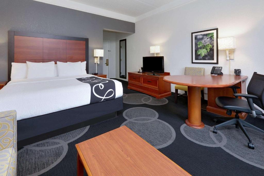 Двухместный (Представительский номер с кроватью размера «king-size») отеля La Quinta by Wyndham Dallas North Central, Даллас