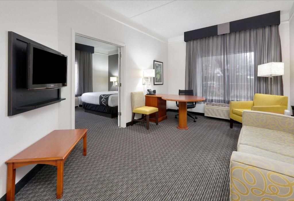 Сьюит (Люкс с кроватью размера «king-size» - Для некурящих) отеля La Quinta by Wyndham Dallas North Central, Даллас