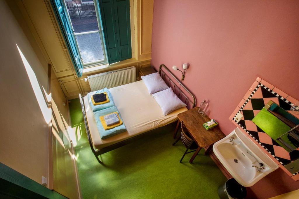 Двухместный (Двухместный номер с 1 кроватью и собственной ванной комнатой) хостела Strowis Hostel, Утрехт