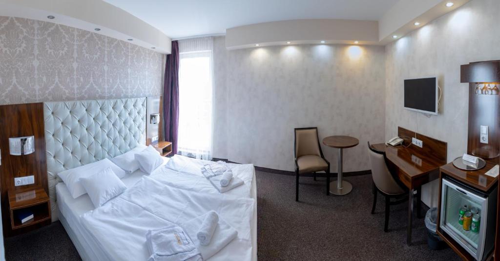 Двухместный (Улучшенный двухместный номер с 1 кроватью или 2 отдельными кроватями и террасой) отеля Bástya Wellness Hotel Superior, Мишкольц-Тапольца