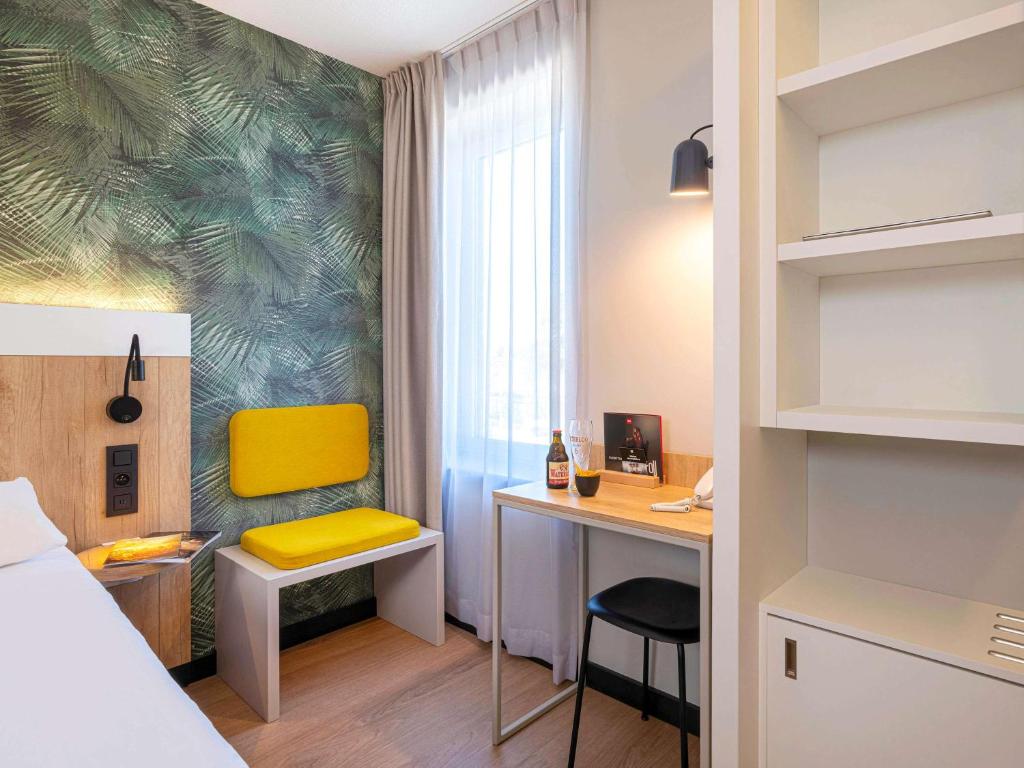 Трехместный (Трехместный номер с 1 двуспальной кроватью и 1 односпальной кроватью или с 3 односпальными кроватями) отеля ibis Brussels Waterloo, Ватерлоо