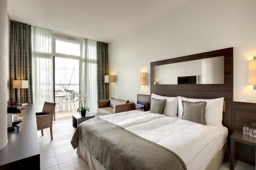 Двухместный (Двухместный номер Делюкс c 1 кроватью, террасой и видом на озеро) отеля Best Western Premier Hotel Beaulac, Невшатель
