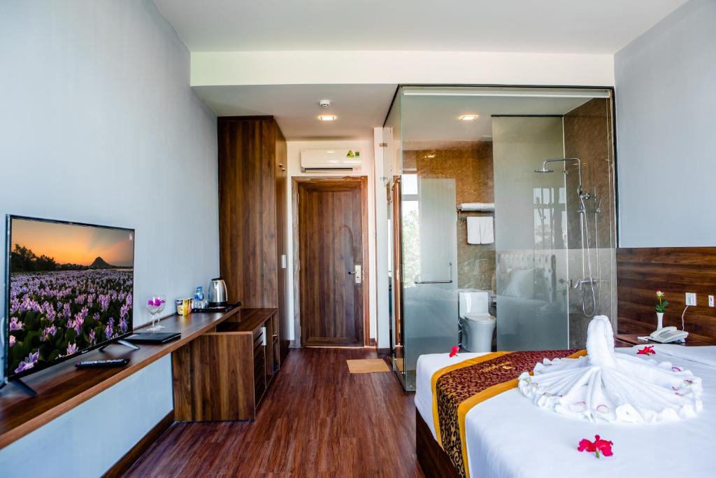 Двухместный (Улучшенный номер с кроватью размера «king-size»), Ivory Phu Yen Hotel