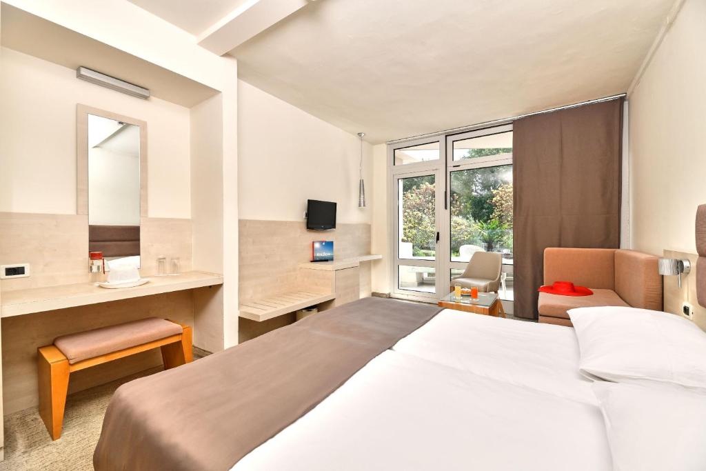 Двухместный (Классический номер с балконом, диван-кровать) отеля Hotel Mediteran Plava Laguna, Пореч