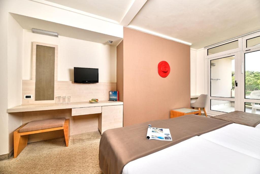 Двухместный (Классический номер с балконом и диваном-кроватью — Со стороны парка) отеля Hotel Mediteran Plava Laguna, Пореч
