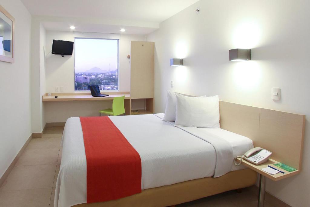 Двухместный (Улучшенный номер с кроватью размера «queen-size») отеля One Culiacan Forum, Кульякан