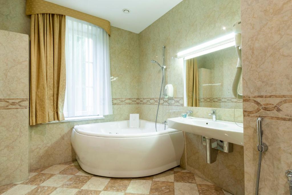 Четырехместный (Роскошный четырехместный номер) отеля Story Inn Self Check-In Hotel, Вильнюс