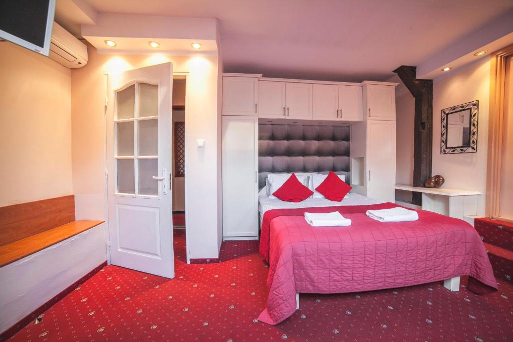 Двухместный (Двухместный номер «Комфорт» с 1 кроватью или 2 отдельными кроватями) апарт-отеля B&B La Fontaine, Краков