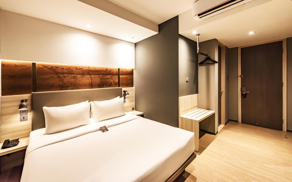 Двухместный (Улучшенный номер с кроватью размера «queen-size») отеля Simple Hotel Jakarta Wahid Hasyim, Джакарта
