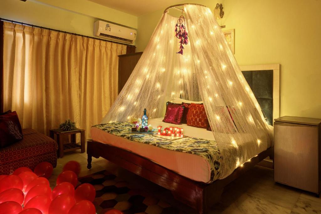 Сьюит (Stay in Honeymoon Cabana style Suite with Decorated Bathtub & Candlelight Dinner / Lunch) отеля Sarang Palace, Джайпур