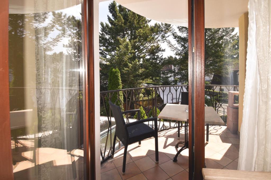 Двухместный (Двухместный номер с 2 отдельными кроватями и балконом), Pension Sena