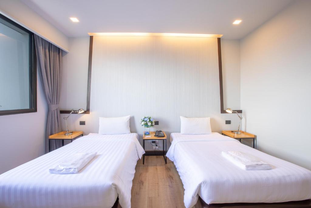 Двухместный (Современный улучшенный двухместный номер с 2 отдельными кроватями) отеля The Royal River, Бангкок