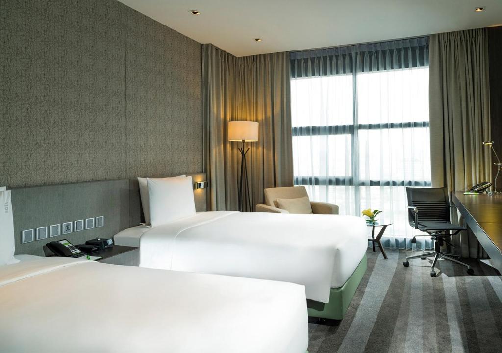 Двухместный (Двухместный номер «Премьер» с 2 отдельными кроватями – Для некурящих) отеля Holiday Inn Bangkok Sukhumvit, Бангкок