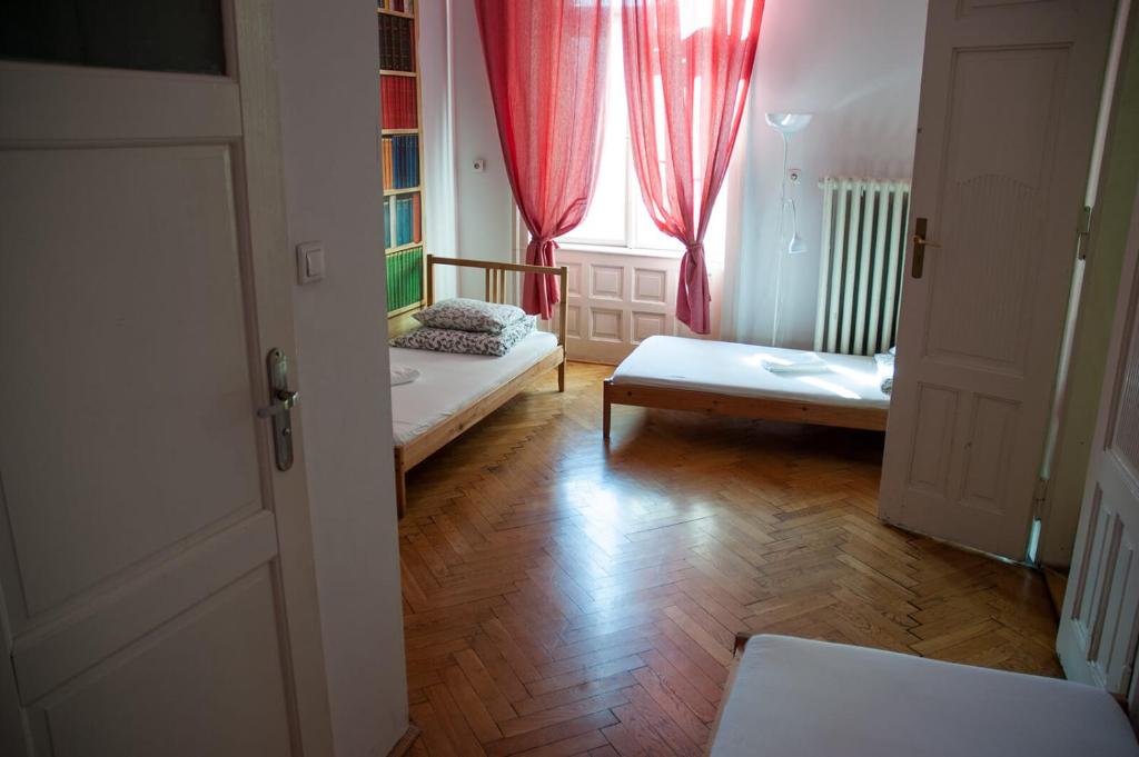 Апартаменты (Апартаменты со смежным номером с ванной комнатой) хостела Trzy Kafki Private Rooms, Краков