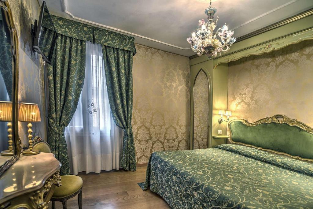 Двухместный (Классический двухместный номер с 1 кроватью или 2 отдельными кроватями) отеля Hotel Bel Sito & Berlino, Венеция