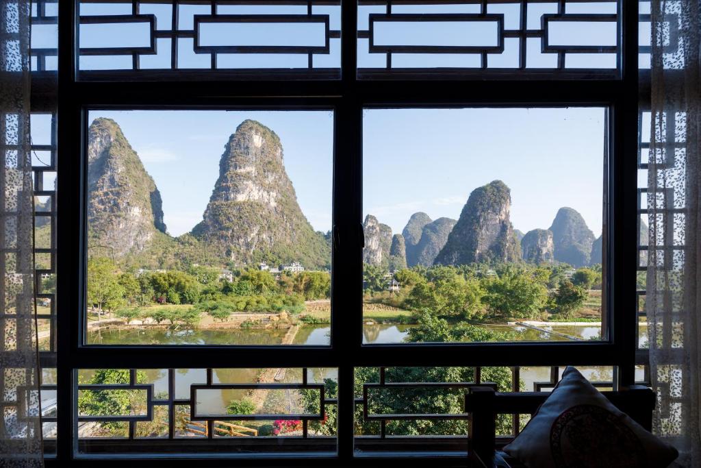 Двухместный (Двухместный номер Делюкс с 1 кроватью и видом на горы) отеля Yangshuo Hidden Dragon Villa, Яншо
