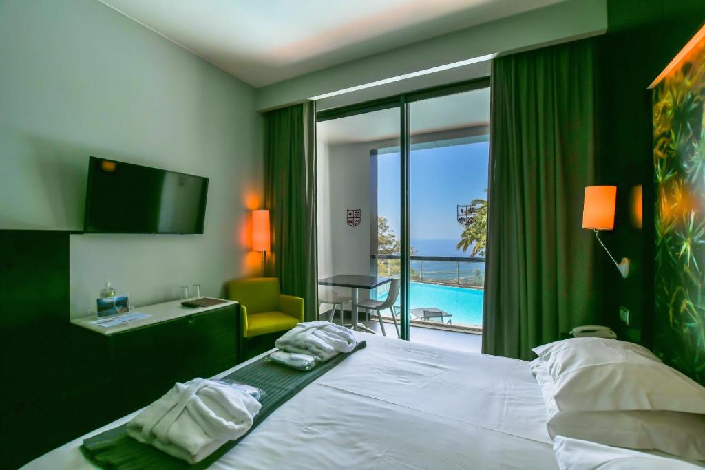 Двухместный (Улучшенный двухместный номер с 1 кроватью или 2 отдельными кроватями и балконом) отеля Quinta Mirabela - Design Hotel, Фуншал