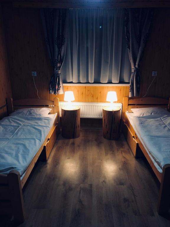 Двухместный (Небольшой двухместный номер с 2 отдельными кроватями) хостела Domek w Górach, Корбелюв