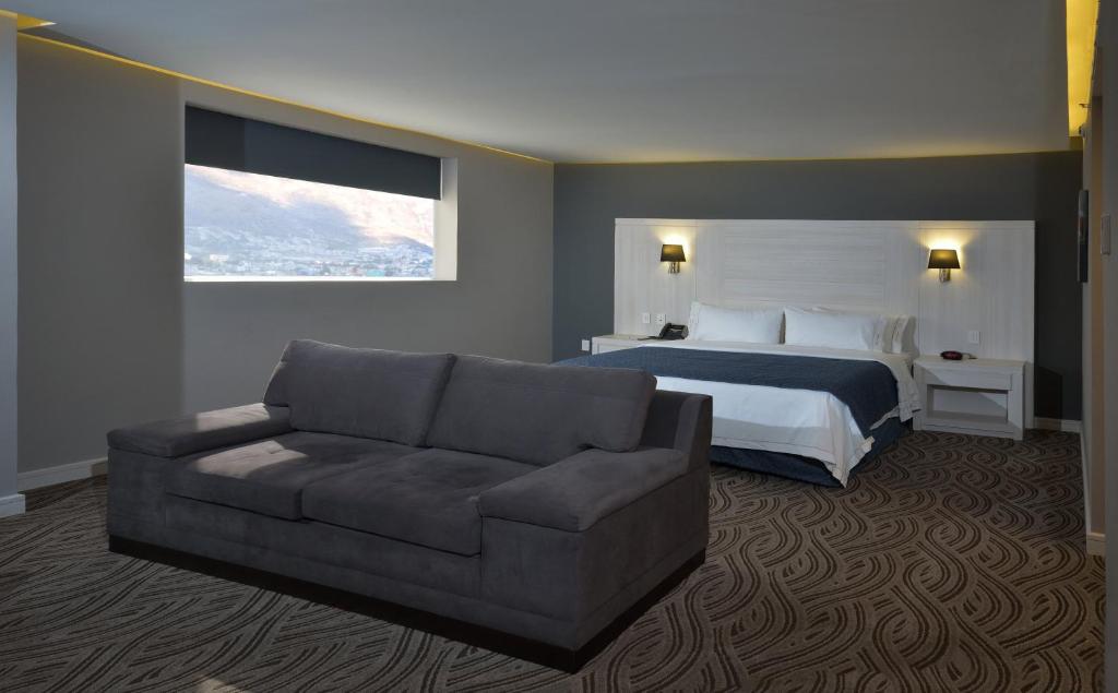 Двухместный (Люкс с кроватью размера «king-size» - Для некурящих) отеля Holiday Inn Express Pachuca, Пачука-де-Сото
