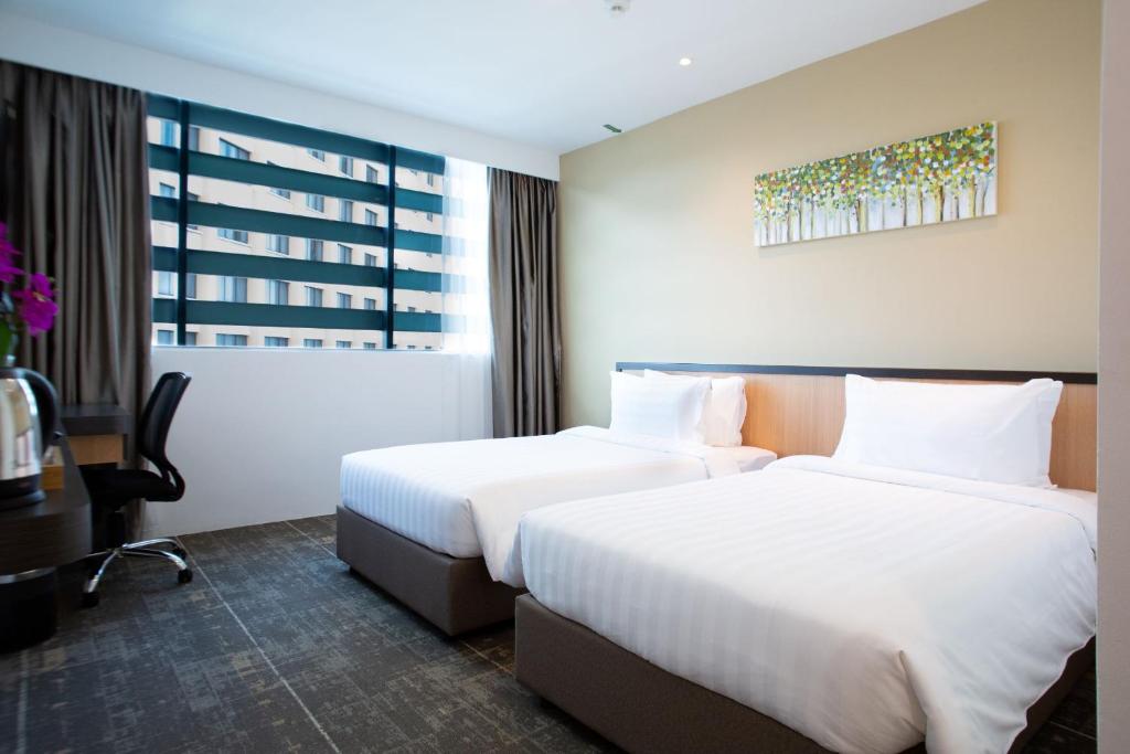Двухместный (Улучшенный двухместный номер с 2 отдельными кроватями) отеля Hotel 7 Suria, Кота-Кинабалу