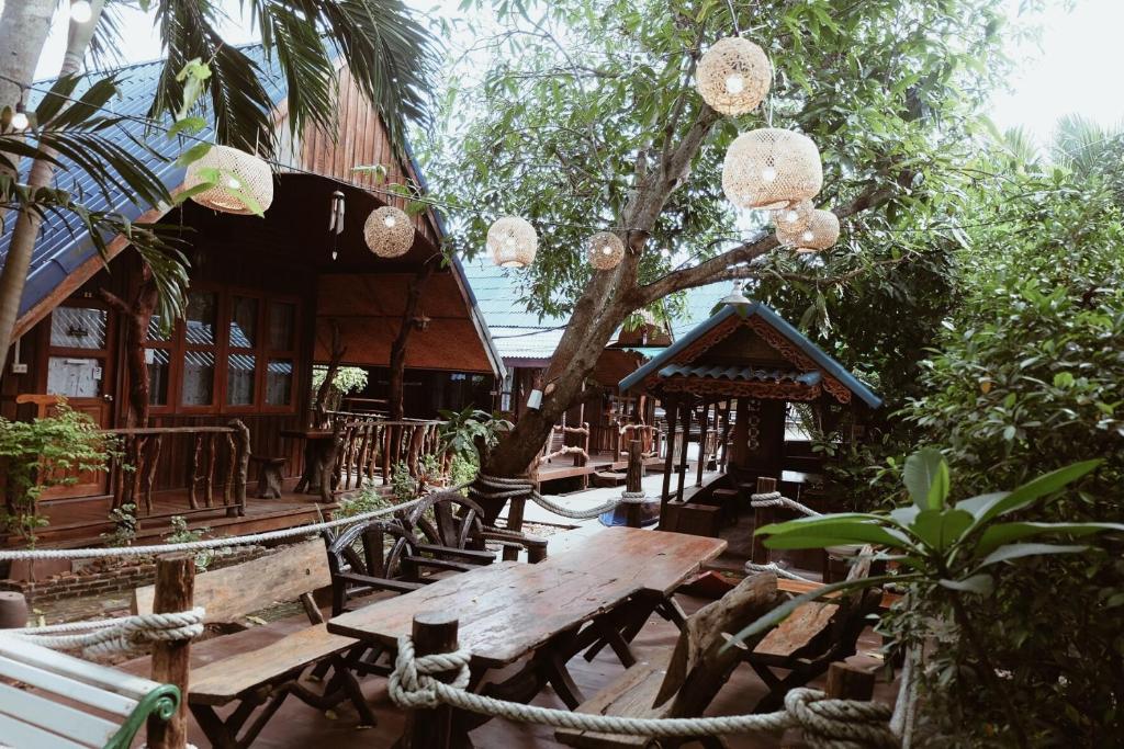 Курортный отель Ruen Namyen Resort, Ампхава