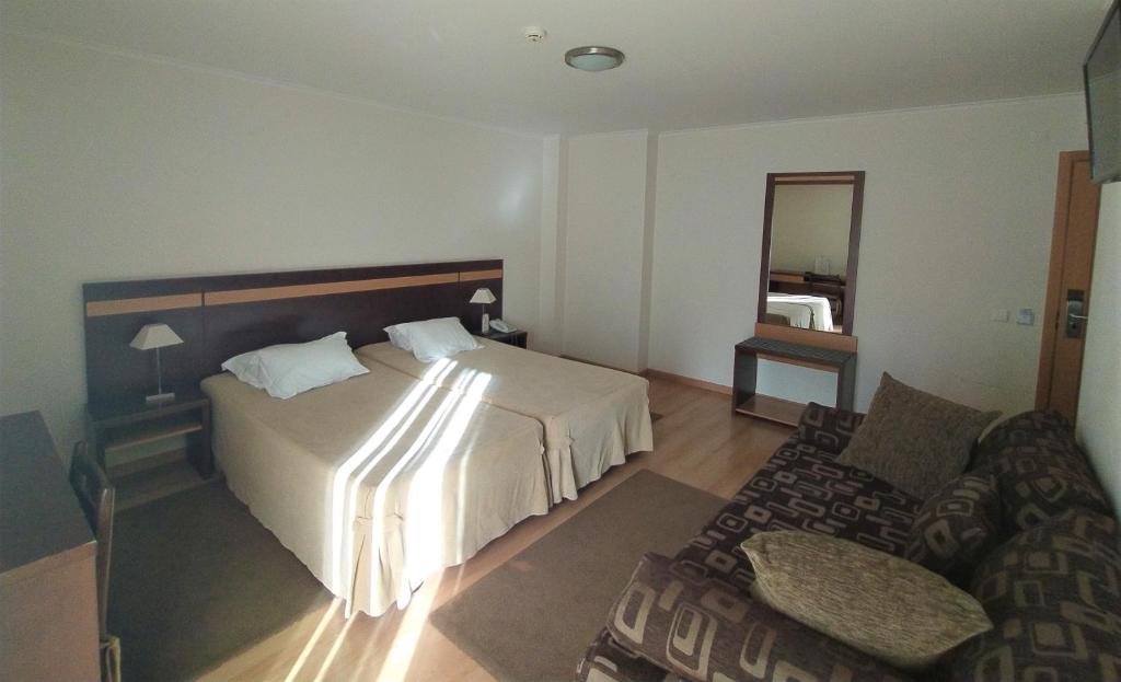 Двухместный (Двухместный номер с двуспальной кроватью и дополнительной кроватью) отеля Hotel Santo Condestavel, Фатима