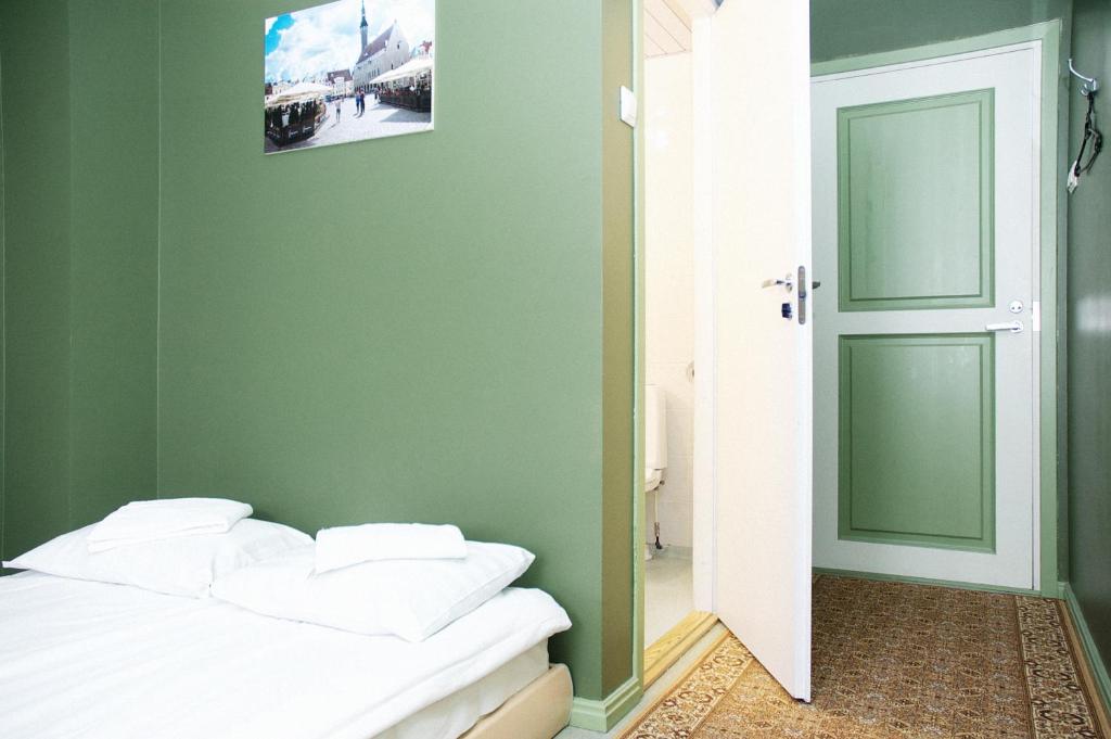 Двухместный (Двухместный номер с 1 кроватью и собственной ванной комнатой) хостела 16eur - Old Town Munkenhof, Таллин