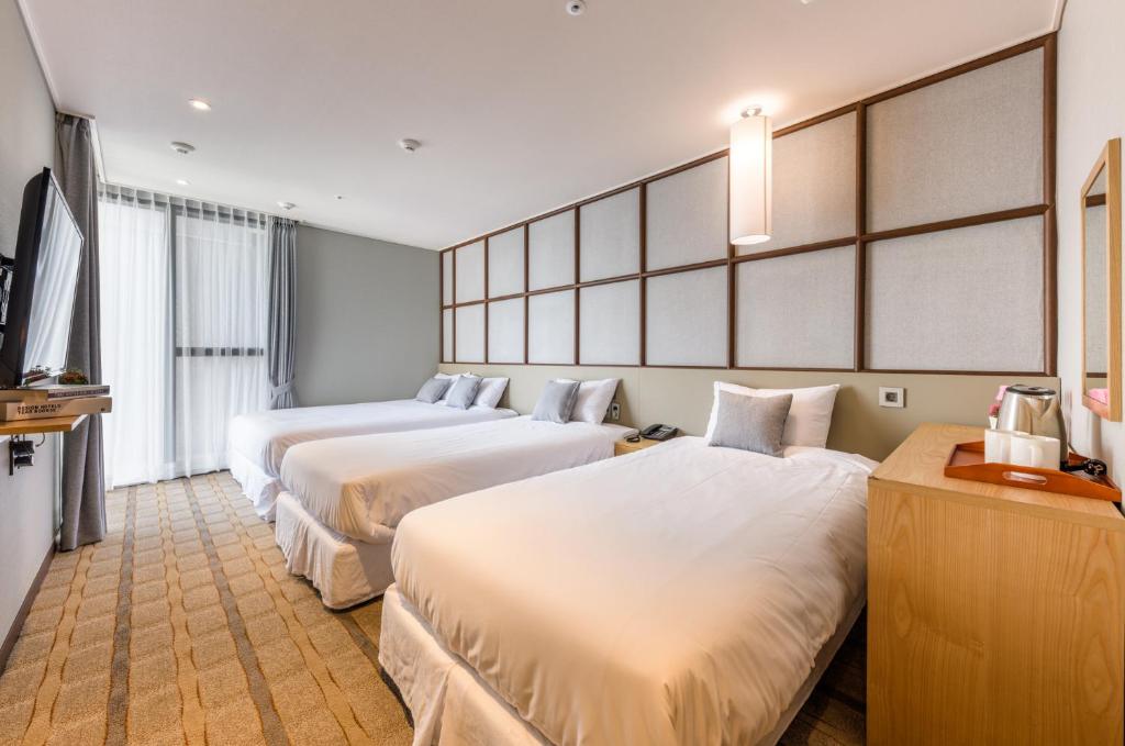 Двухместный (Семейный номер с 3 кроватями) отеля Shin Shin Hotel Cheonjiyeon, Согвипхо