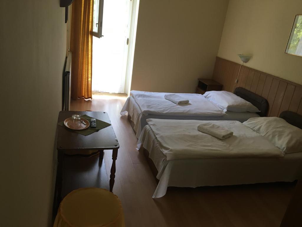 Двухместный (Двухместный номер с 2 отдельными кроватями и балконом) отеля Muskátli Panzió, Дьёр